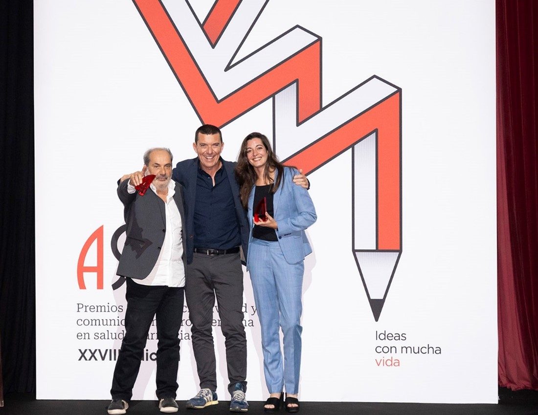 De derecha a izquierda: Ferran Llopart, de microbio Gentlman, Ricard Robres, director de los premios, Geo Portas, de Menarini AMLA.